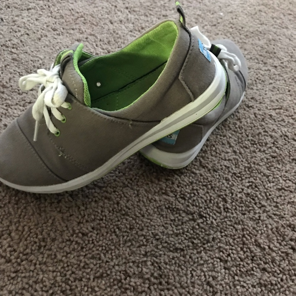 Toms lace up shoes youth 5 or women’s 6.5/7